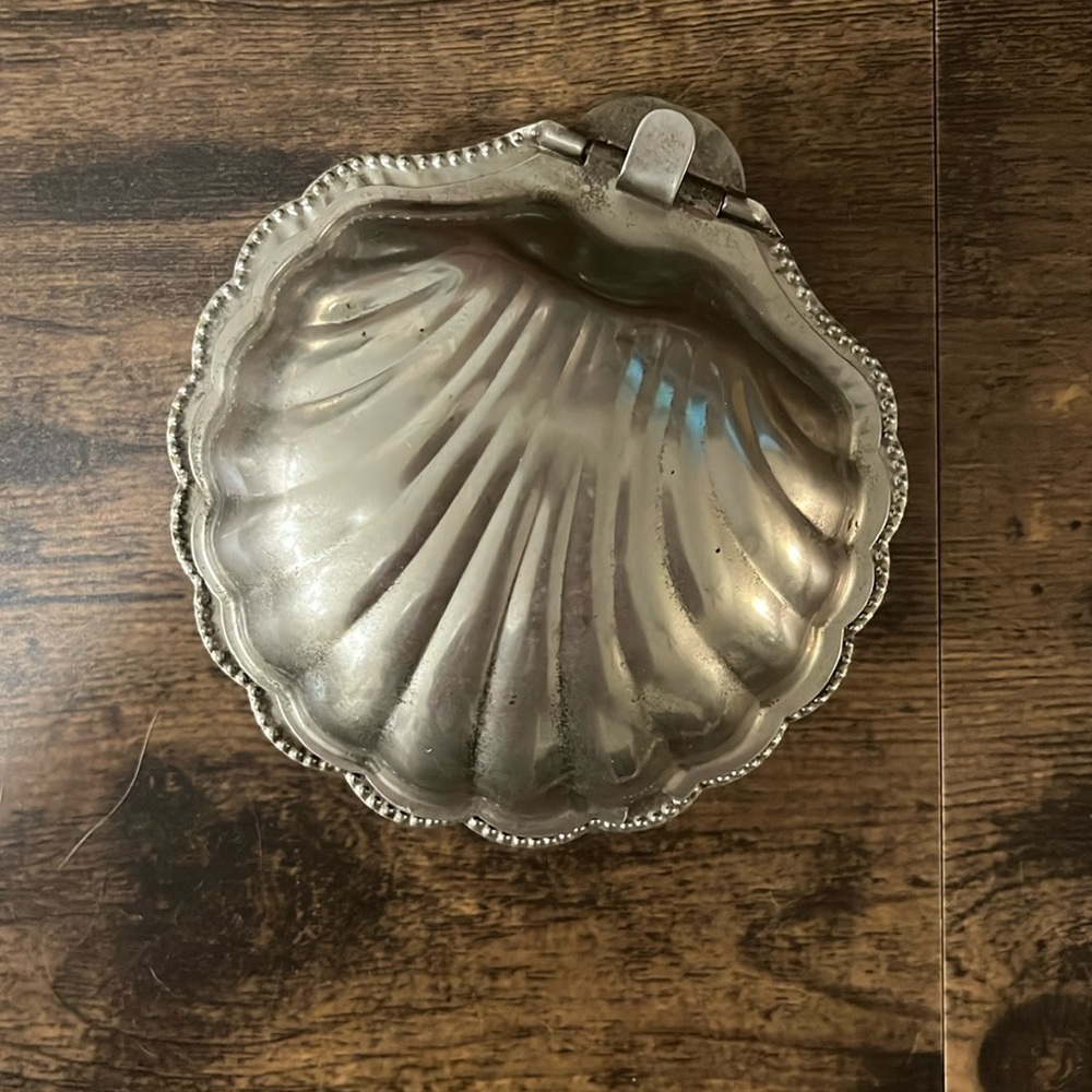 Vintage Clam Shell Ash tray (maybe silver)